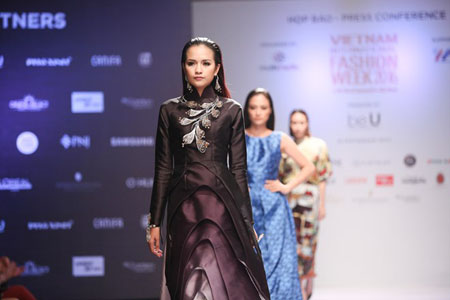 Quán quân Vietnam's Next Top Models 2016, Ngọc Châu với thiết kế trang sức của PNJ giới thiệu trong buổi họp báo.